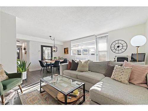 901-700 Dynes Road, Burlington, ON - Indoor Photo Showing Living Room
