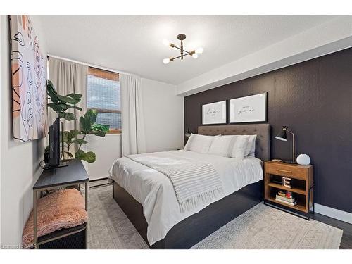 901-700 Dynes Road, Burlington, ON - Indoor Photo Showing Bedroom