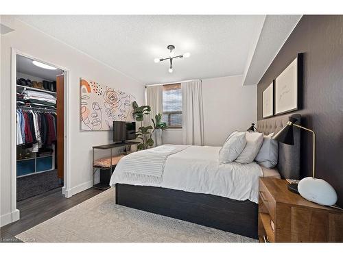901-700 Dynes Road, Burlington, ON - Indoor Photo Showing Bedroom