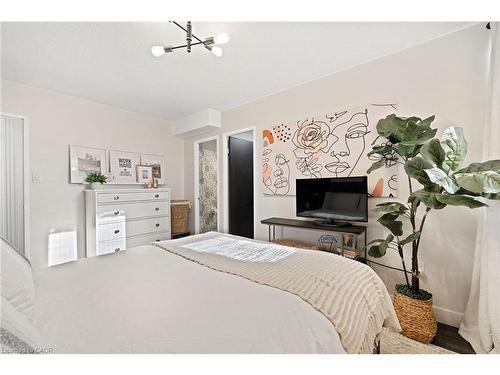 901-700 Dynes Road, Burlington, ON - Indoor Photo Showing Bedroom