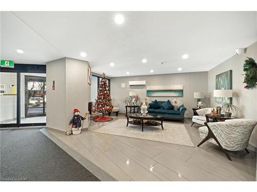 901-700 Dynes Road, Burlington, ON - Indoor