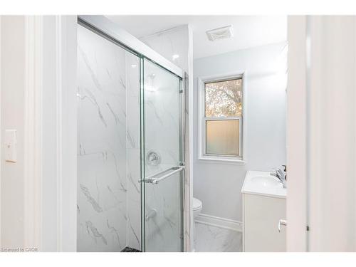 8 Leeds Street, Hamilton, ON - Indoor Photo Showing Bathroom