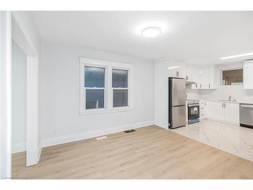 8 Leeds Street, Hamilton, ON - Indoor Photo Showing Kitchen