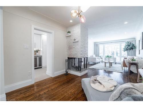 7 Glenmorris Drive, Hamilton, ON - Indoor Photo Showing Living Room