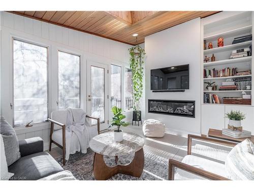 7 Glenmorris Drive, Hamilton, ON - Indoor Photo Showing Living Room