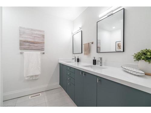 7 Glenmorris Drive, Hamilton, ON - Indoor Photo Showing Bathroom