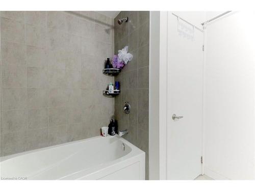 105 Pony Way, Kitchener, ON - Indoor Photo Showing Bathroom