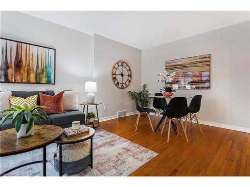 50-151 Parnell Road, St. Catharines, ON - Indoor Photo Showing Living Room