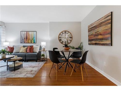 50-151 Parnell Road, St. Catharines, ON - Indoor Photo Showing Living Room