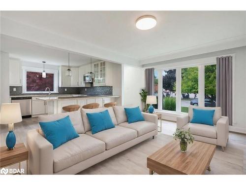 16 Wildewood Avenue, Hamilton, ON - Indoor Photo Showing Living Room