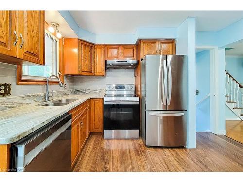 4433 Meadowvale Drive, Niagara Falls, ON - Indoor Photo Showing Kitchen With Double Sink