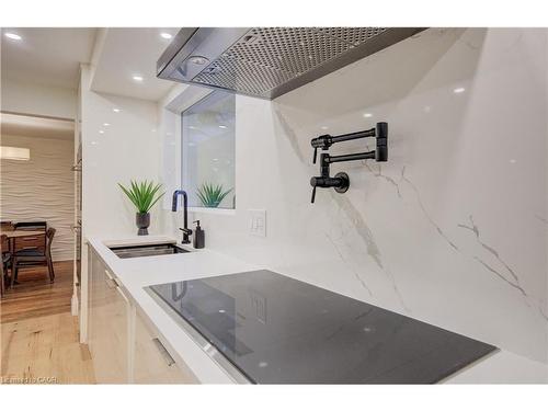 38 Academy Crescent, Waterloo, ON - Indoor Photo Showing Kitchen
