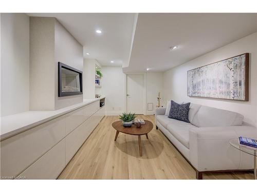 38 Academy Crescent, Waterloo, ON - Indoor Photo Showing Living Room