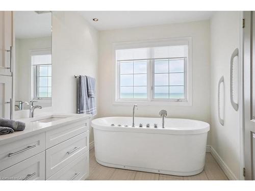 55 Edgewater Drive, Stoney Creek, ON - Indoor Photo Showing Bathroom