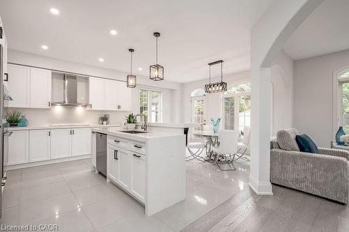 7123 White Pine Court, Mississauga, ON - Indoor Photo Showing Kitchen With Upgraded Kitchen