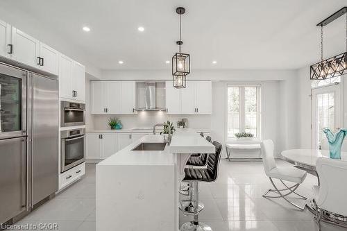 7123 White Pine Court, Mississauga, ON - Indoor Photo Showing Kitchen With Stainless Steel Kitchen With Upgraded Kitchen