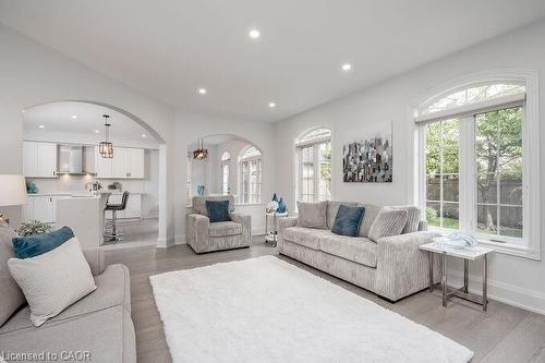 7123 White Pine Court, Mississauga, ON - Indoor Photo Showing Living Room
