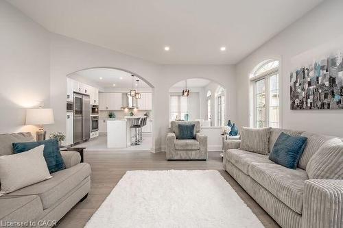 7123 White Pine Court, Mississauga, ON - Indoor Photo Showing Living Room