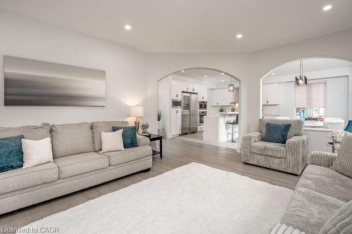 7123 White Pine Court, Mississauga, ON - Indoor Photo Showing Living Room