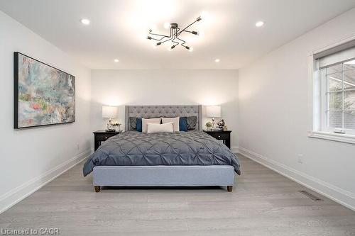 7123 White Pine Court, Mississauga, ON - Indoor Photo Showing Bedroom