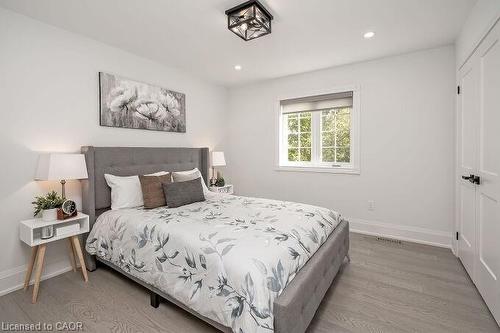 7123 White Pine Court, Mississauga, ON - Indoor Photo Showing Bedroom