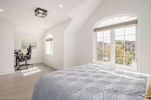 7123 White Pine Court, Mississauga, ON - Indoor Photo Showing Bedroom
