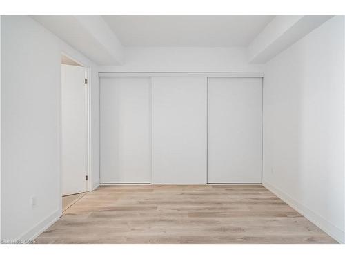 309-370 Martha Street, Burlington, ON - Indoor Photo Showing Other Room