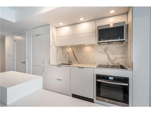 309-370 Martha Street, Burlington, ON - Indoor Photo Showing Kitchen