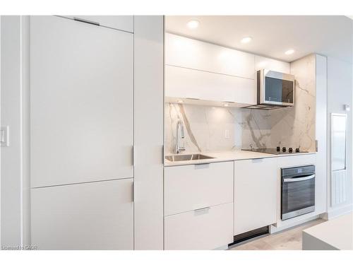 309-370 Martha Street, Burlington, ON - Indoor Photo Showing Kitchen