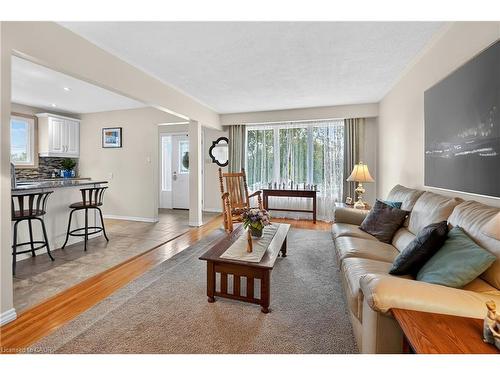 120 Kinross Street, Caledonia, ON - Indoor Photo Showing Living Room
