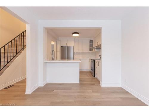 288-100 Brownleigh Avenue, Welland, ON - Indoor Photo Showing Kitchen