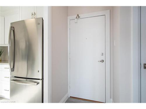 604-1100 Courtland Avenue E, Kitchener, ON - Indoor Photo Showing Kitchen