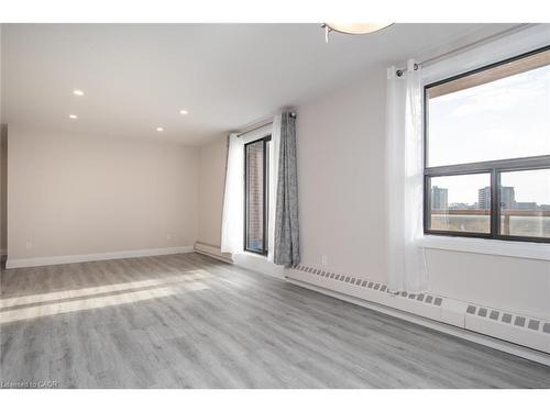 604-1100 Courtland Avenue E, Kitchener, ON - Indoor Photo Showing Other Room