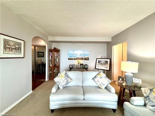 1708-5250 Lakeshore Road, Burlington, ON - Indoor Photo Showing Living Room
