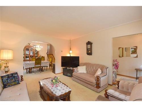 122 Mount Albion Road, Hamilton, ON - Indoor Photo Showing Living Room