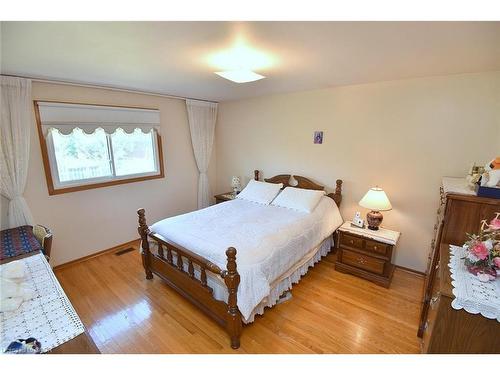 122 Mount Albion Road, Hamilton, ON - Indoor Photo Showing Bedroom