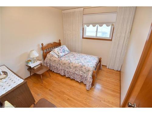 122 Mount Albion Road, Hamilton, ON - Indoor Photo Showing Bedroom