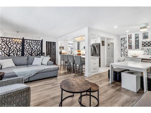 136 Limpert Avenue, Cambridge, ON - Indoor Photo Showing Living Room