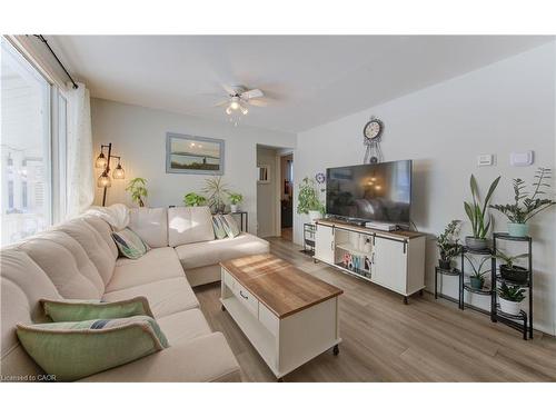 149 Durham Avenue, Cambridge, ON - Indoor Photo Showing Living Room