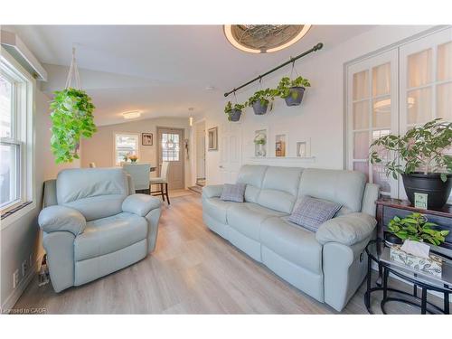 149 Durham Avenue, Cambridge, ON - Indoor Photo Showing Living Room