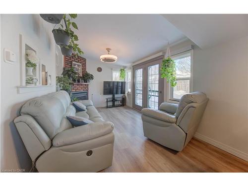 149 Durham Avenue, Cambridge, ON - Indoor Photo Showing Living Room