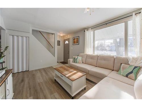 149 Durham Avenue, Cambridge, ON - Indoor Photo Showing Living Room