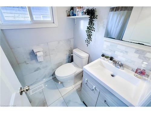 212 Grace Avenue, Hamilton, ON - Indoor Photo Showing Bathroom