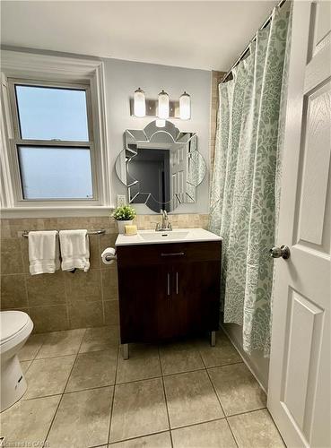 145 Brantdale Avenue, Hamilton, ON - Indoor Photo Showing Bathroom