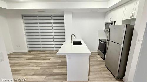 1009-470 Dundas Street E, Waterdown, ON - Indoor Photo Showing Kitchen With Double Sink