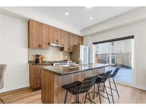 25-205 Thames Way, Mount Hope, ON - Indoor Photo Showing Kitchen With Upgraded Kitchen