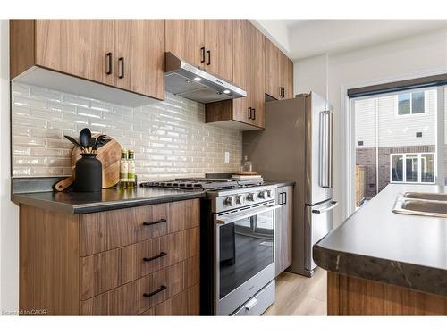 25-205 Thames Way, Mount Hope, ON - Indoor Photo Showing Kitchen With Stainless Steel Kitchen With Upgraded Kitchen