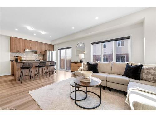 25-205 Thames Way, Mount Hope, ON - Indoor Photo Showing Living Room