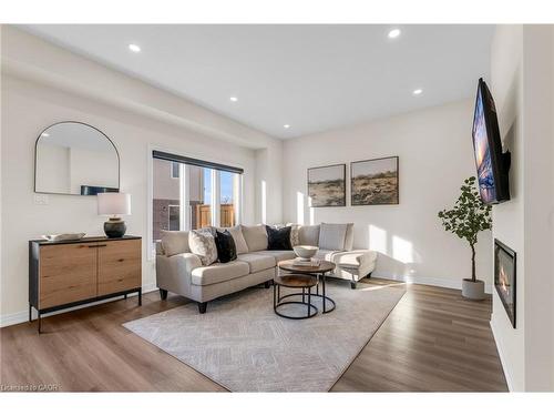 25-205 Thames Way, Mount Hope, ON - Indoor Photo Showing Living Room