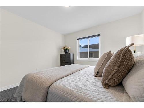 25-205 Thames Way, Mount Hope, ON - Indoor Photo Showing Bedroom